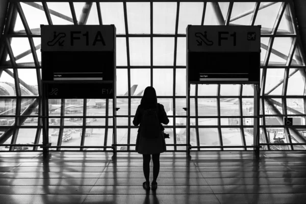 Silueta Joven Asiática Mujer Esperando Vuelo Aeropuerto —  Fotos de Stock