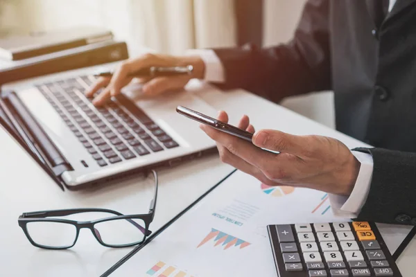 Empresario Trabajando Oficina Escritorio Con Análisis Estadístico Gráfico Marketing —  Fotos de Stock