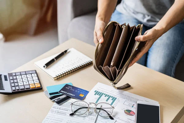 Mujer Joven Estresada Abre Cartera Vacía Calcula Los Gastos Casa — Foto de Stock