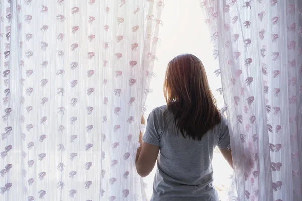 Junge Asiatische Frau Enthüllt Vorhang Und Schaut Morgens Aus Dem — Stockfoto