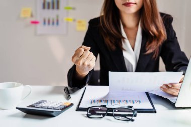 Heyecanlı iş kadını iş başarısını büyük finansal çalışmayla kutluyor ve istatistik raporuyla sonuçlanıyor