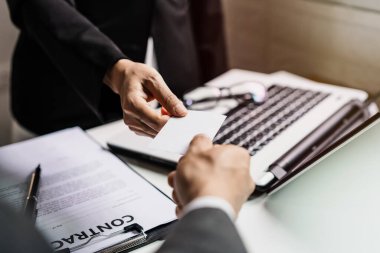 İşletme yöneticisi kartvizit değişimi, ortaklık toplantıdan sonra başarılı anlaşma, işbirliği konsepti