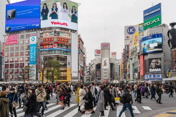 Tokyo Japan Februari 2020 Overstekende Menigte Mensen Bij Shibuya Crossing — Stockfoto