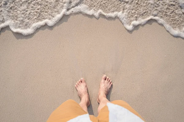 Ung Resenär Och Mjuk Ocean Våg Tropisk Sandstrand Sommaren — Stockfoto