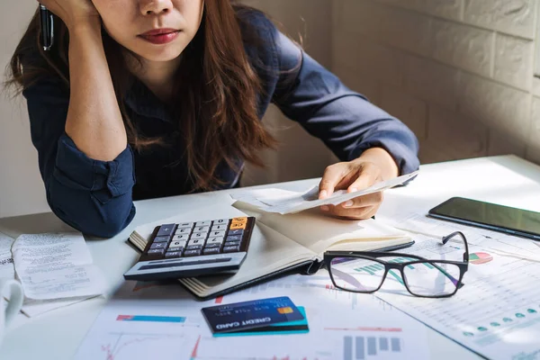Zestresowana Młoda Kobieta Sprawdza Rachunki Podatki Saldo Konta Bankowego Kalkuluje — Zdjęcie stockowe