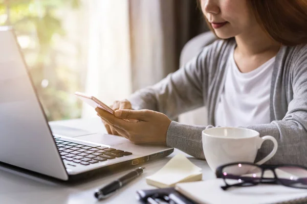 Mladá Žena Sedí Obývacím Pokoji Pracuje Notebooku Smartphonu Doma — Stock fotografie