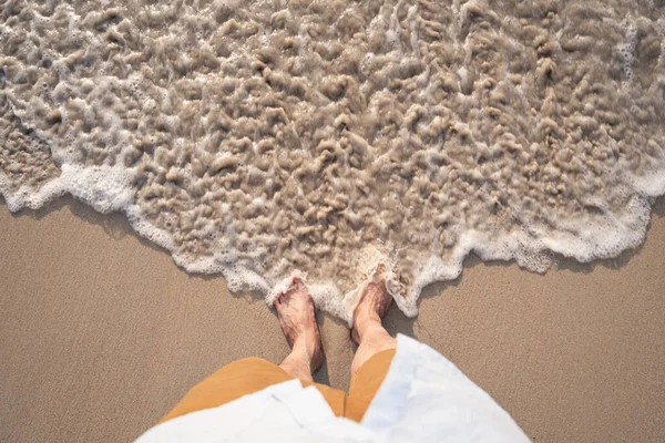 Ung Resenär Och Mjuk Ocean Våg Tropisk Sandstrand Sommaren — Stockfoto