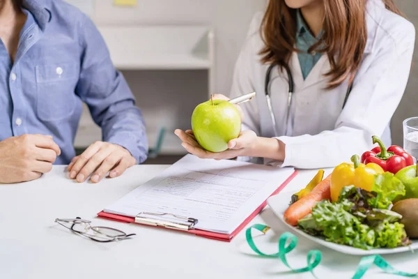 Nutrizionista Dando Consulenza Paziente Con Frutta Verdura Sana Giusta Alimentazione — Foto Stock