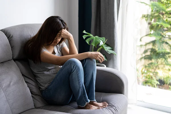 Solitario Giovane Donna Asiatica Abbattimento Depresso Stressato Soggiorno Casa Concetto — Foto Stock