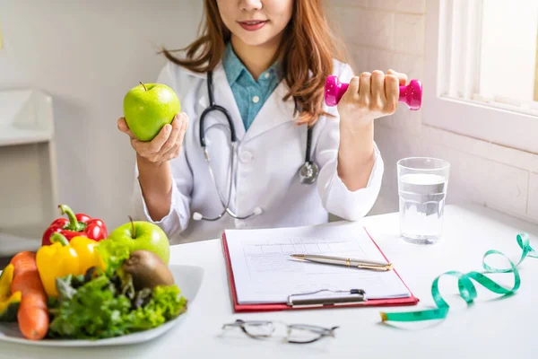 栄養士は 健康的な果物や野菜の患者に相談を与えます 右の栄養と食事の概念 — ストック写真