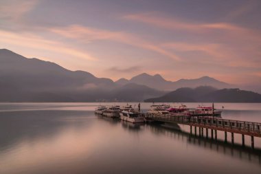 Nantou, Tayvan 'daki Güneş Ay Gölü' nde güzel bir gün doğumu manzarası