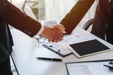 İş adamları el sıkışıyor, ortaklık başarılı bir anlaşma, iş birliği konsepti.
