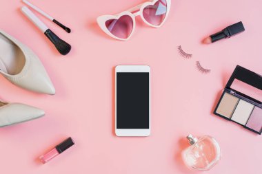 kadın kozmetik ürünleri ve moda ürünleri akıllı telefon ve fotokopi alanı, Top view
