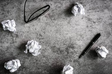 Buruşuk kağıt toplar grunge arkaplan, yaratıcılık sorunları konsepti