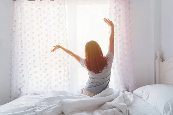 Junge Asiatische Frau Sitzt Auf Dem Bett Und Dehnt Sich — Stockfoto