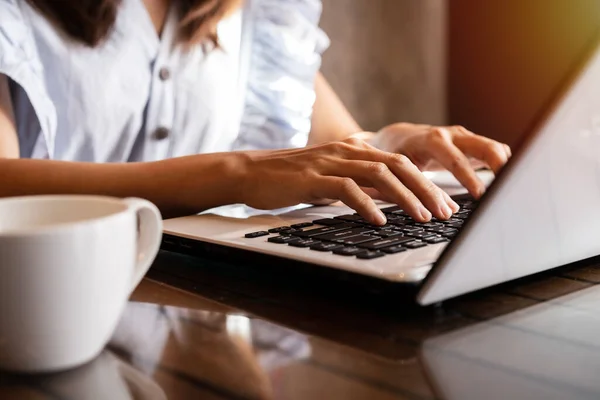 Giovane Donna Che Utilizza Computer Portatile Con Una Tazza Caffè — Foto Stock