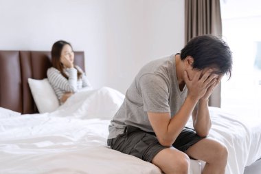 Koca, seks yaptıktan sonra huysuz eş yatakta yatarken ereksiyon sorunu yüzünden stresli ve baskı altında hisseder.