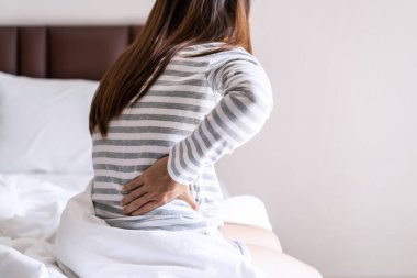 Sabahları sırt ağrısı çeken bir kadın, sağlık sigortası ve sorun konsepti.