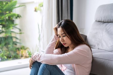 Yalnız genç Asyalı kadın evde depresyonda ve stresli hissediyor, negatif duygu ve zihinsel konsept.