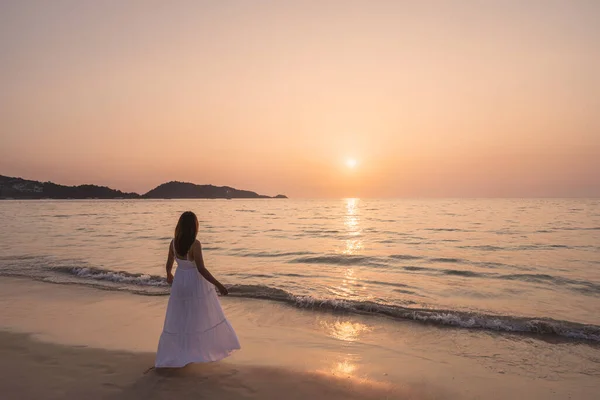 Μοναχική Νεαρή Ασιάτισσα Που Στέκεται Στην Παραλία Ηλιοβασίλεμα — Φωτογραφία Αρχείου