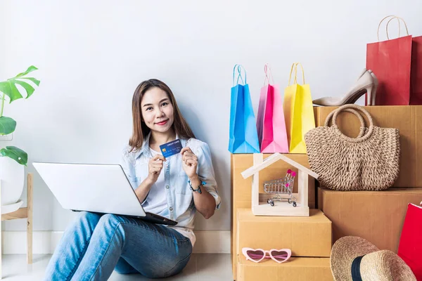Gelukkig Jong Aziatische Vrouw Met Kleurrijke Boodschappentas Mode Items Stapel — Stockfoto