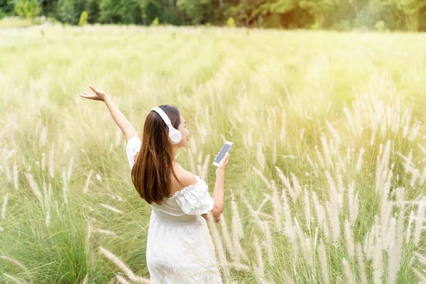 Sourire Heureux Jeune Asiatique Femme Relaxant Utilisant Casque Pour Écouter — Photo