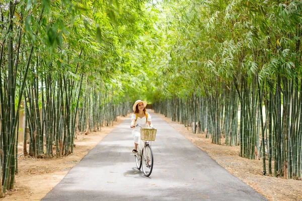 Junge Glückliche Frau Genießt Und Radelt Bambuswald Auf Reisen Sommer — Stockfoto