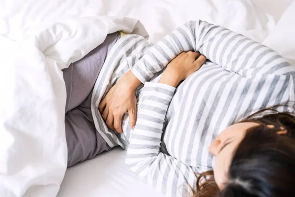Junge Frau Mit Bauchschmerzen Auf Dem Bett Phasenweise Krämpfe — Stockfoto