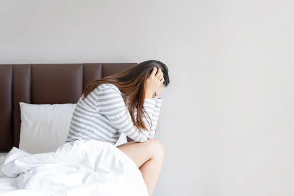 Eenzame Jonge Vrouw Depressief Gestrest Zitten Slaapkamer Negatieve Emotie Geestelijke — Stockfoto