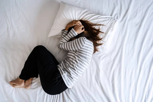 Giovane Donna Sola Depressa Stressata Sul Letto Emozione Negativa Concetto — Foto Stock