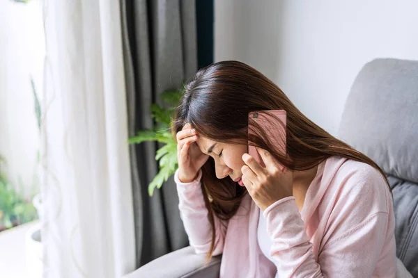有压力的女人哭泣 在家里认真交谈 消极的情绪和心理健康观念 — 图库照片