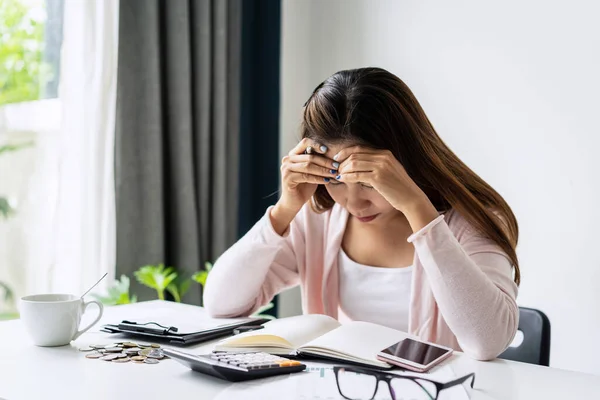 Gestresste Jonge Vrouw Berekenen Maandelijkse Woonlasten Belastingen Bankrekening Saldo Credit — Stockfoto