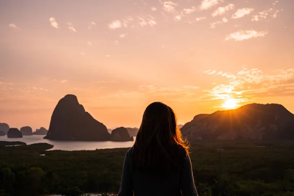 Νεαρή Γυναίκα Ταξιδιώτης Κοιτάζοντας Την Ανατολή Του Ηλίου Πάνω Από — Φωτογραφία Αρχείου