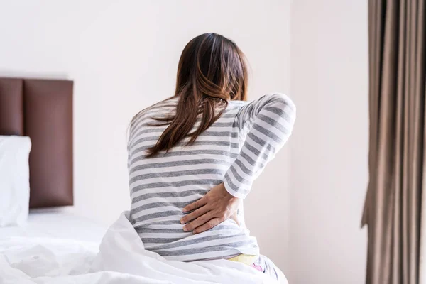 Vrouw Die Last Heeft Van Rugpijn Het Bed Ochtend Gezondheidszorg — Stockfoto