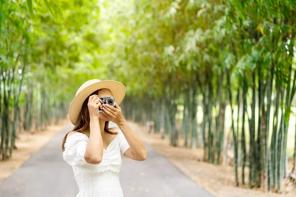 Jeune Femme Heureuse Appréciant Prenant Une Photo Dans Forêt Bambous — Photo