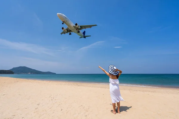 Ung Kvinna Resenär Tittar Flygplanet När Landar Tropisk Strand Sommar Royaltyfria Stockbilder