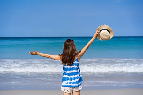 Young Woman Traveler Enjoying Summer Vacation Tropical Sand Beach — Stock Photo, Image