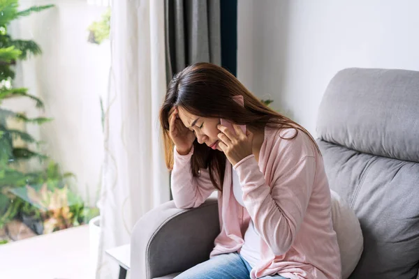 Jeune Femme Déprimée Stressée Pleurant Ayant Une Conversation Sérieuse Maison — Photo