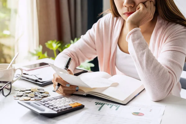 Gestresste Jonge Vrouw Berekenen Maandelijkse Woonlasten Belastingen Bankrekening Saldo Credit — Stockfoto