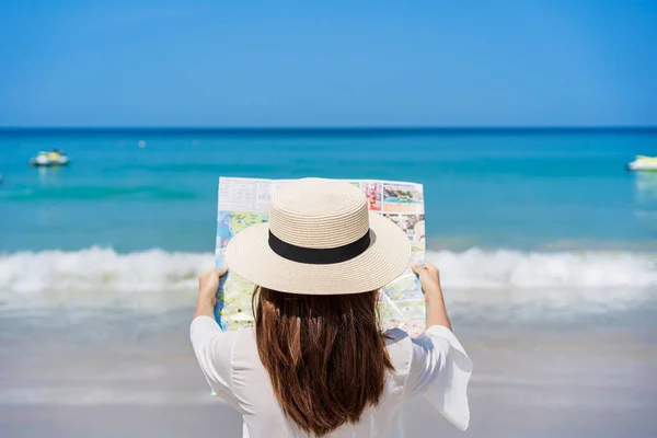 Junge Reisende Suchen Karte Tropischen Sandstrand Sommerferienkonzept — Stockfoto