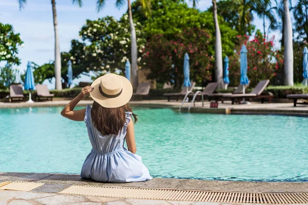Young Woman Traveler Enjoying Summer Vacation Swimming Pool Tropical Resort — Stock Photo, Image
