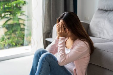 Yalnız genç Asyalı kadın evde depresyonda ve stresli hissediyor, negatif duygu ve zihinsel konsept.