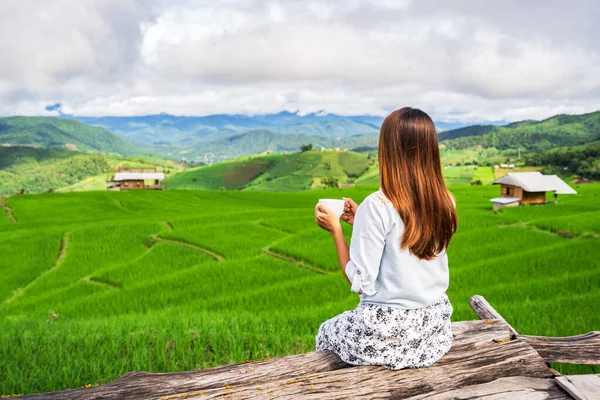 Jeune Voyageuse Vacances Profitant Regardant Belles Terrasses Riz Vert Pong — Photo