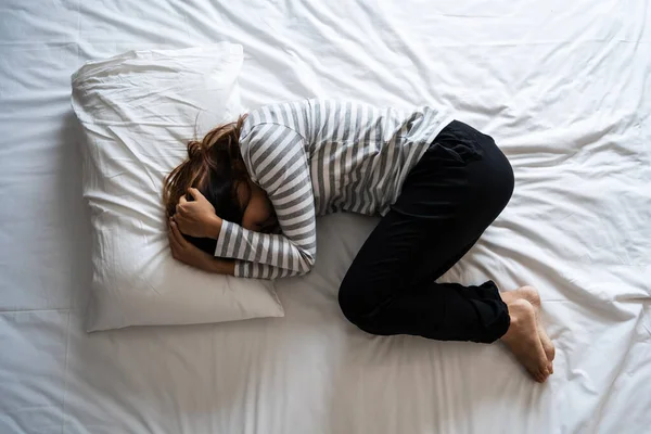 Ensam Ung Kvinna Deprimerad Och Stressad Sängen Negativ Känsla Och — Stockfoto