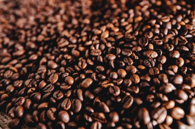 Arka planda kavrulmuş kahve çekirdekleri