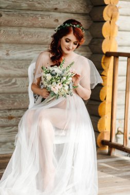 Kırmızı kafa gelinin elinde buket düğün