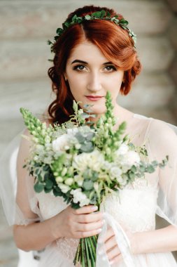 Kırmızı kafa gelinin elinde buket düğün