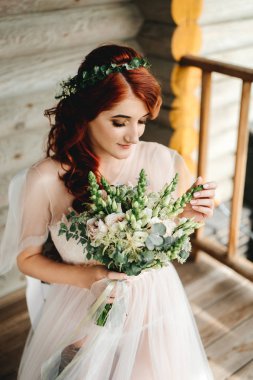 Kırmızı kafa gelinin elinde buket düğün