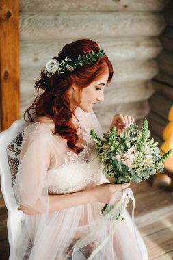 Kırmızı kafa gelinin elinde buket düğün