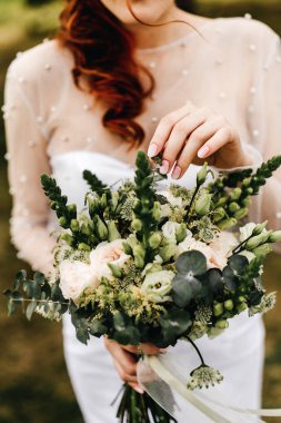Gelinin elinde düğün buketi